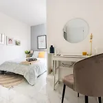 Apartment Bright Spacious Getaway Close To The Sea *