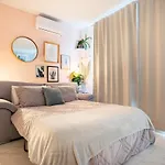 Apartment Bright Spacious Getaway Close To The Sea *