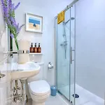 Apartment Bright Spacious Getaway Close To The Sea