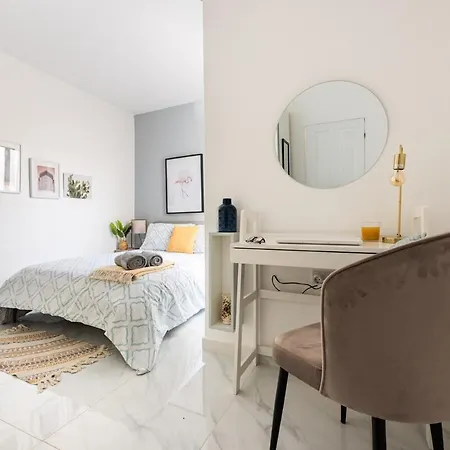 Daire Bright Spacious Getaway Close To The Sea *