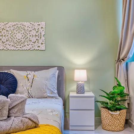 Daire Bright Spacious Getaway Close To The Sea *