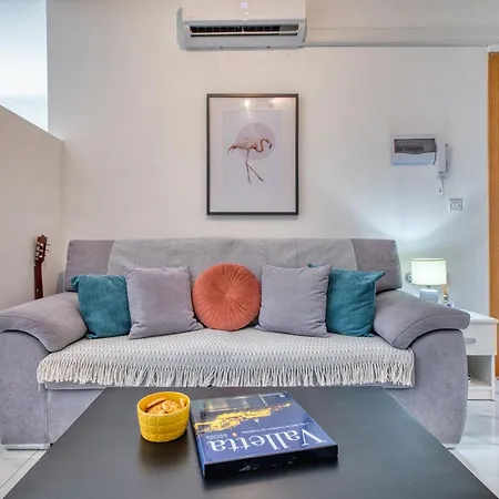 Daire Bright Spacious Getaway Close To The Sea *