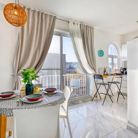 Bright Spacious Getaway Close To The Sea