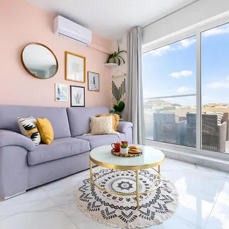 Daire Bright Spacious Getaway Close To The Sea *