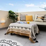 Bright Spacious Getaway Close To The Sea