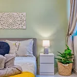 Апартаменты Bright Spacious Getaway Close To The Sea *