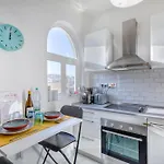 Bright Spacious Getaway Close To The Sea Апартаменты *