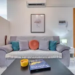 Апартаменты Bright Spacious Getaway Close To The Sea *