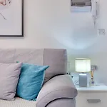 Апартаменты Bright Spacious Getaway Close To The Sea *