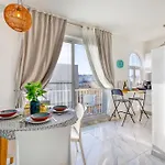 Bright Spacious Getaway Close To The Sea