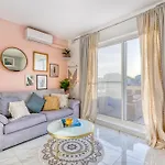 Bright Spacious Getaway Close To The Sea