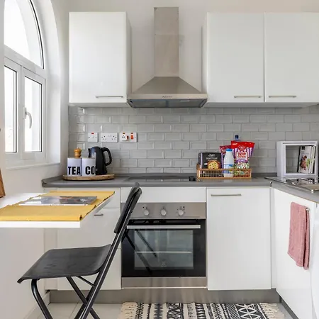 Bright Spacious Getaway Close To The Sea アパート グジラ