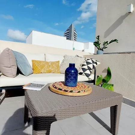 Daire Bright Spacious Getaway Close To The Sea