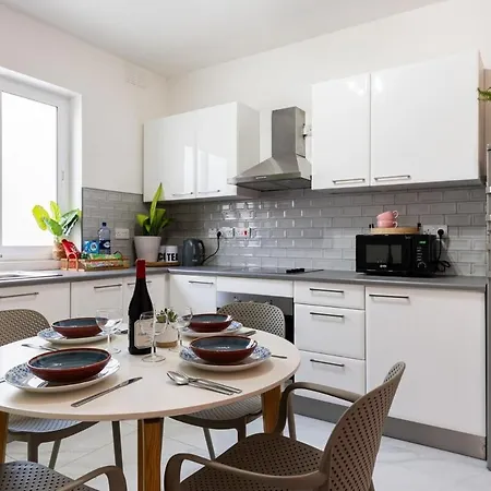 Bright Spacious Getaway Close To The Sea Apartment Gzira