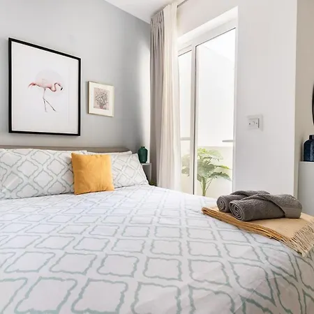 Daire Bright Spacious Getaway Close To The Sea Gzira