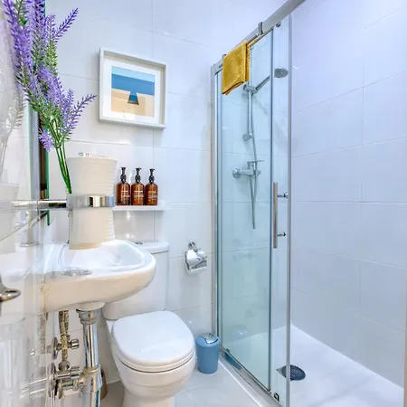 Daire Bright Spacious Getaway Close To The Sea