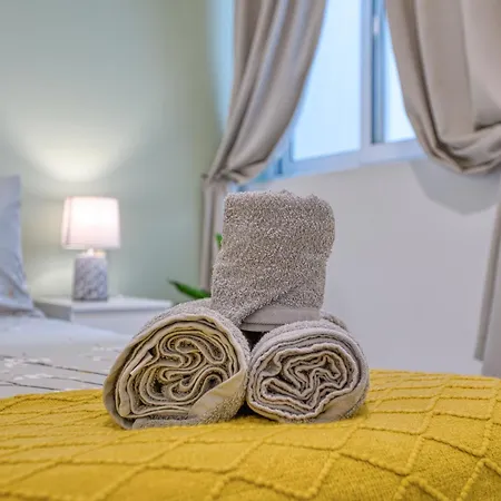 Апартаменты Bright Spacious Getaway Close To The Sea Gzira