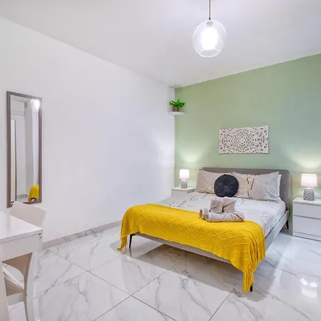 Bright Spacious Getaway Close To The Sea شقة