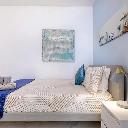 Apartment Bright Spacious Getaway Close To The Sea