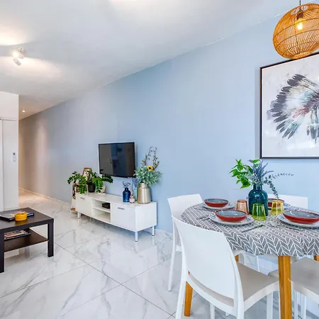 Daire Bright Spacious Getaway Close To The Sea *