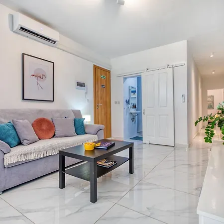 Bright Spacious Getaway Close To The Sea Apartment Gzira