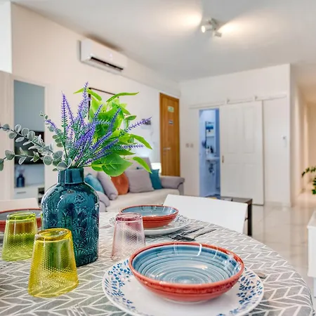 Bright Spacious Getaway Close To The Sea Apartment Gzira