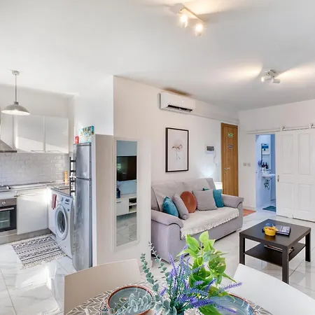 Apartman Bright Spacious Getaway Close To The Sea