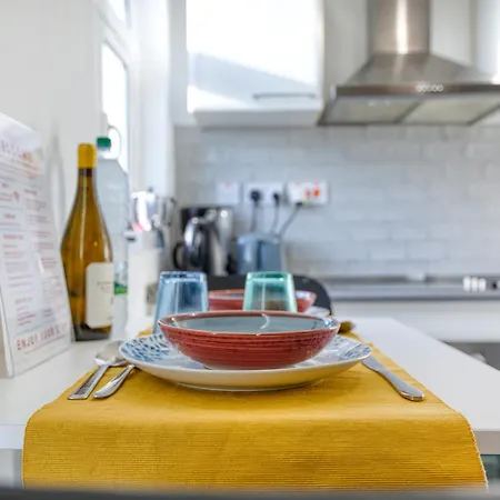 Bright Spacious Getaway Close To The Sea Apartment *