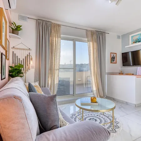 Daire Bright Spacious Getaway Close To The Sea *